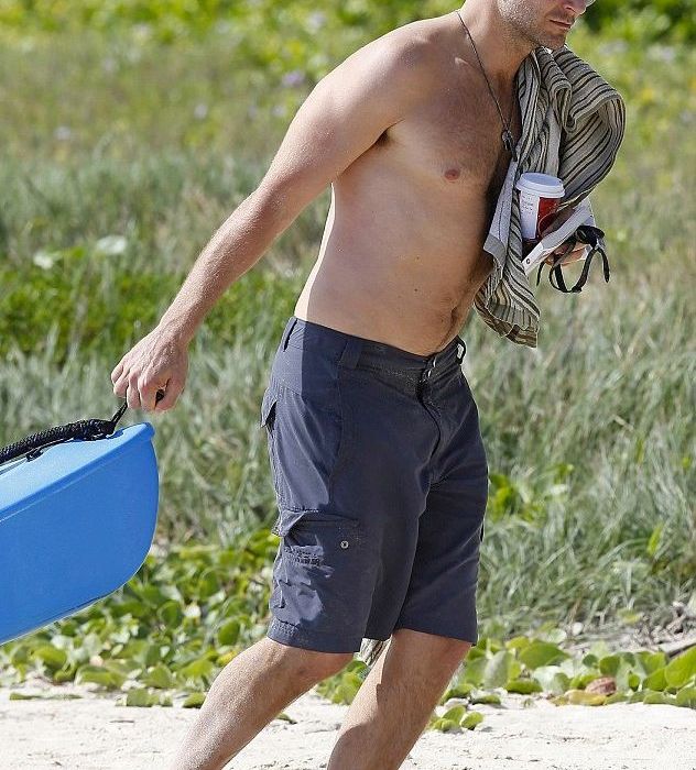 Δείτε τον sexy Bradley Cooper ανανεωμένο, με μαγιό!
