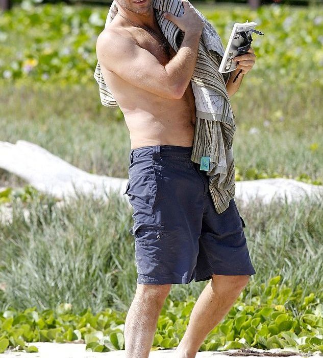 Δείτε τον sexy Bradley Cooper ανανεωμένο, με μαγιό!