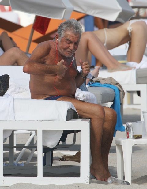 Έλεος! Ο Roberto Cavalli στην παραλία: Προσοχή θα τρομάξετε με τις φωτογραφίες