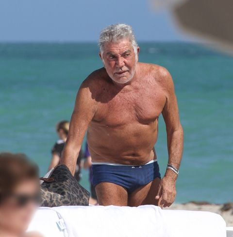 Έλεος! Ο Roberto Cavalli στην παραλία: Προσοχή θα τρομάξετε με τις φωτογραφίες