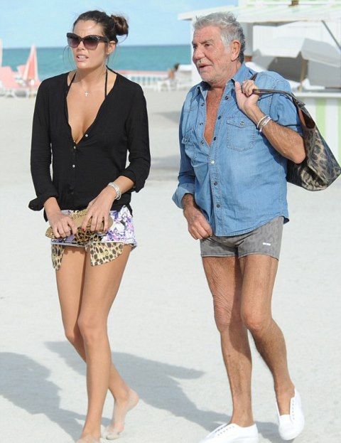 Έλεος! Ο Roberto Cavalli στην παραλία: Προσοχή θα τρομάξετε με τις φωτογραφίες