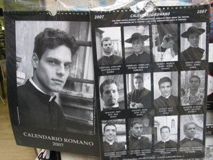 Αληθινοί ιερείς του Βατικανού ποζάρουν σε ημερολόγιο σαν μοντέλα (φωτό)