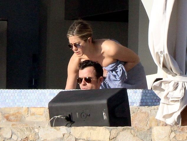 Jennifer Aniston: Διακοπές στην παραλία με τον Justin και την Courteney Cox