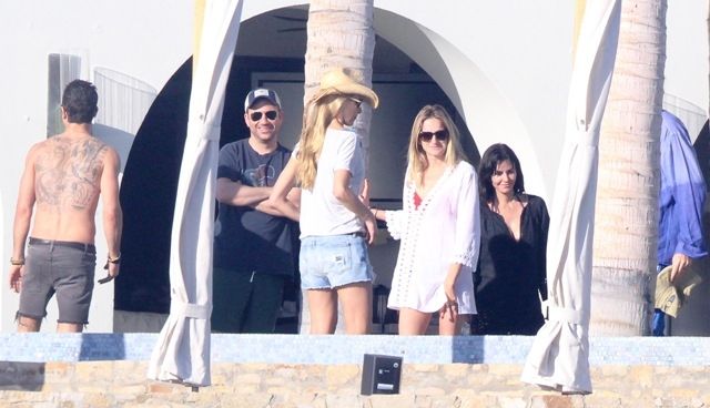 Jennifer Aniston: Διακοπές στην παραλία με τον Justin και την Courteney Cox