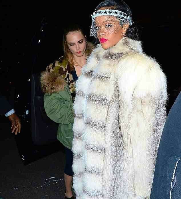 Γιατί όλοι «έθαψαν» το πρωτοχρονιάτικο outfit της Rihanna; (φωτό)