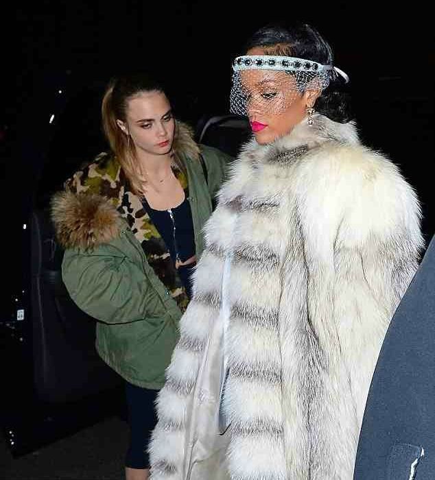 Γιατί όλοι «έθαψαν» το πρωτοχρονιάτικο outfit της Rihanna; (φωτό)