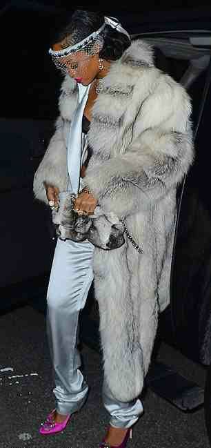 Γιατί όλοι «έθαψαν» το πρωτοχρονιάτικο outfit της Rihanna; (φωτό)