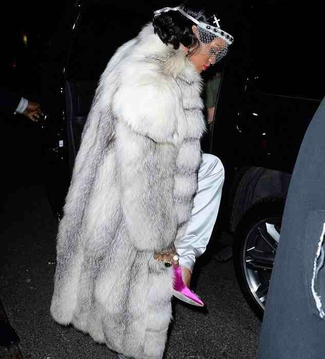 Γιατί όλοι «έθαψαν» το πρωτοχρονιάτικο outfit της Rihanna; (φωτό)