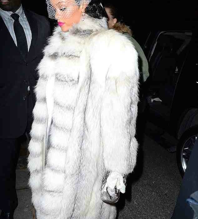 Γιατί όλοι «έθαψαν» το πρωτοχρονιάτικο outfit της Rihanna; (φωτό)