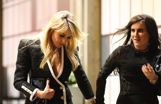 Kρίμα το Chanel jacket! H celebrity μετά από μερικά ποτάκια πήγε σπίτι ξυπόλητη