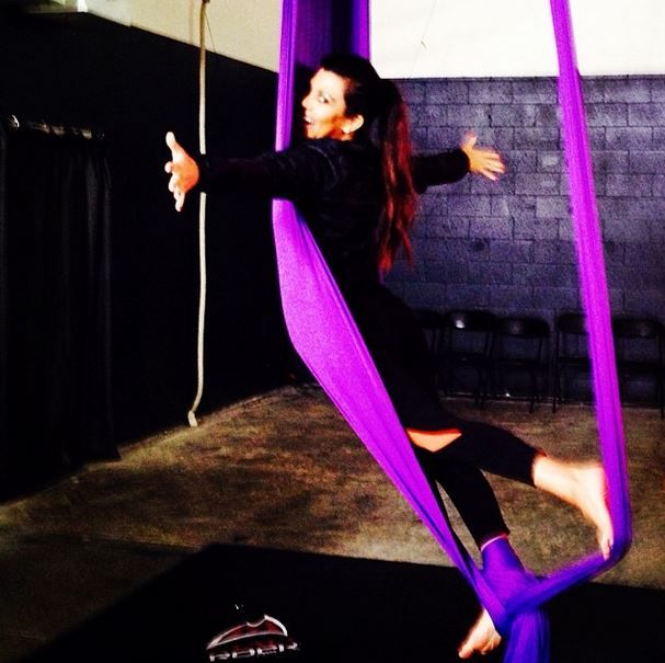 Οι αδελφές Kardashian κάνουν aerial yoga (φωτό)