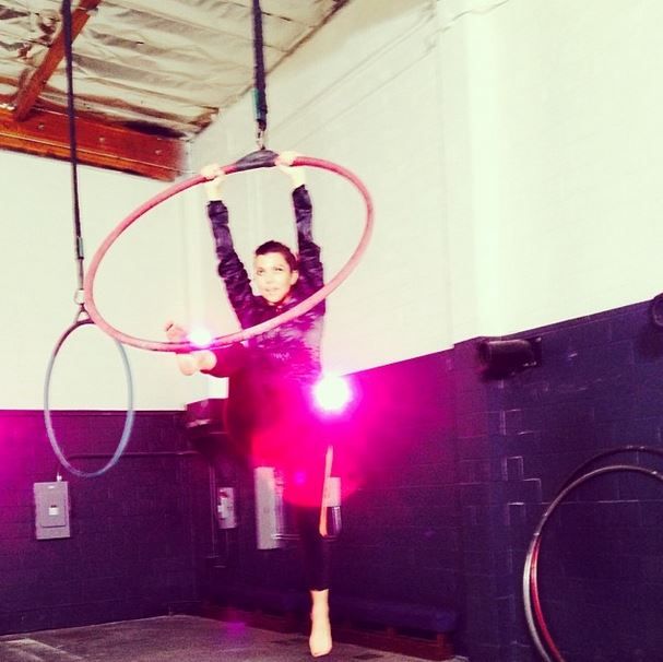 Οι αδελφές Kardashian κάνουν aerial yoga (φωτό)