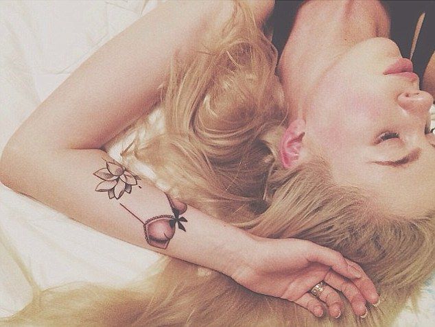 Τρελάθηκε; Ποια star χτύπησε tattoo στο χέρι της ένα… σουτιέν;