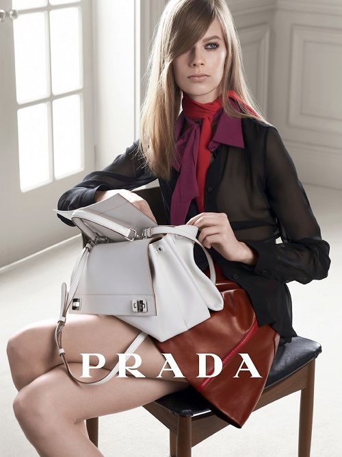 Prada: η «διπλή τσάντα» του οίκου απέκτησε τη δική της καμπάνια