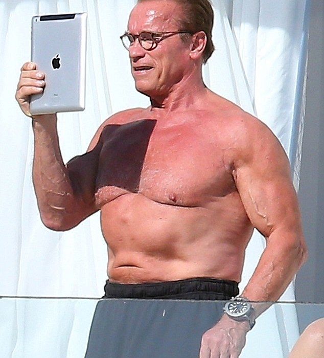 Ποιος δεν θέλει να δει τον ημίγυμνο Arnold Schwarzenegger να βγάζει selfie;