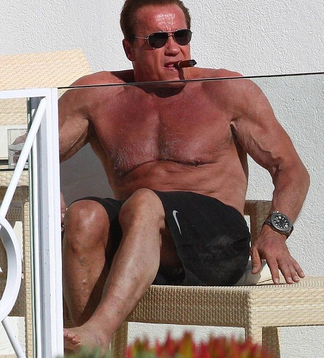 Ποιος δεν θέλει να δει τον ημίγυμνο Arnold Schwarzenegger να βγάζει selfie;