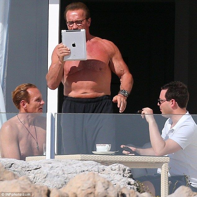 Ποιος δεν θέλει να δει τον ημίγυμνο Arnold Schwarzenegger να βγάζει selfie;