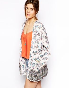 Βρίσκουμε στην αναγνώστριά μας stylish floral κιμονό!