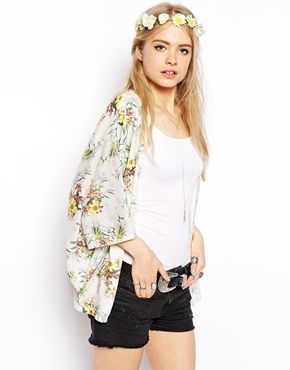 Βρίσκουμε στην αναγνώστριά μας stylish floral κιμονό!
