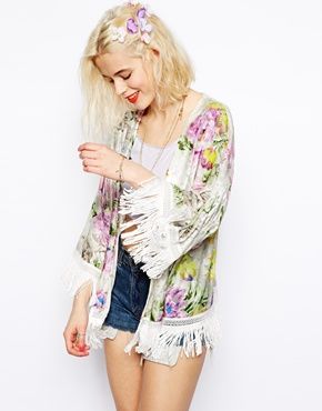 Βρίσκουμε στην αναγνώστριά μας stylish floral κιμονό!