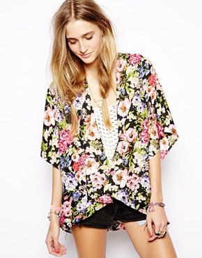 Βρίσκουμε στην αναγνώστριά μας stylish floral κιμονό!