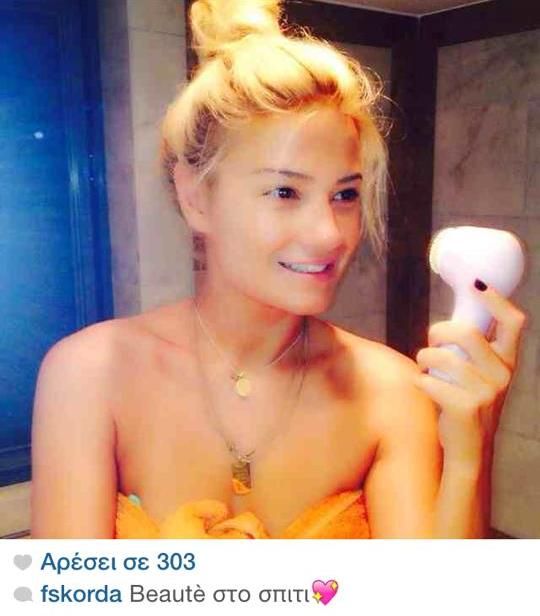 Η Φαίη Σκορδά κάνει beauté στο σπίτι: Δείτε την τελείως αμακιγιάριστη!