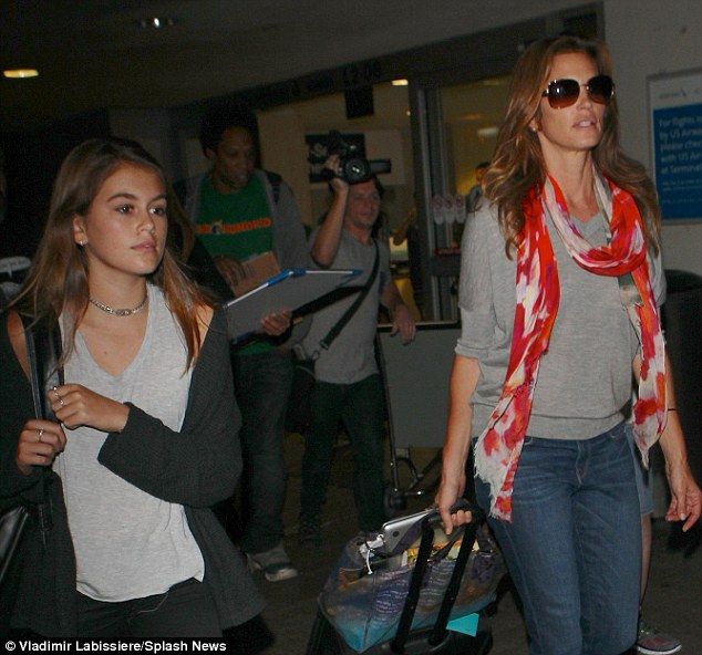 Είναι ολόιδιες: Η κόρη της Cindy Crawford όσο μεγαλώνει γίνεται... σωσίας της!