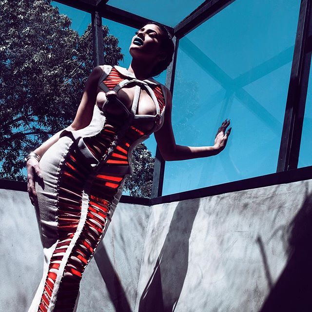 Η Kylie Jenner έκλεισε τα 18 και αποφάσισε να το γιορτάσει με μια πολύ σέξι φωτογράφιση