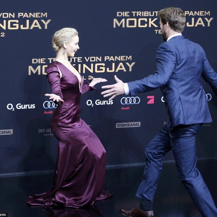 Ούτε ο Liam Hemsworth δεν κατάφερε να αντισταθεί στο σέξι φόρεμα της Jennifer Lawrence!