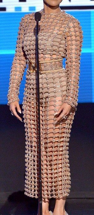 Η Jennifer Lopez φόρεσε 10(!) διαφορετικά & εντυπωσιακά outfits για να παρουσιάσει τα AMAs