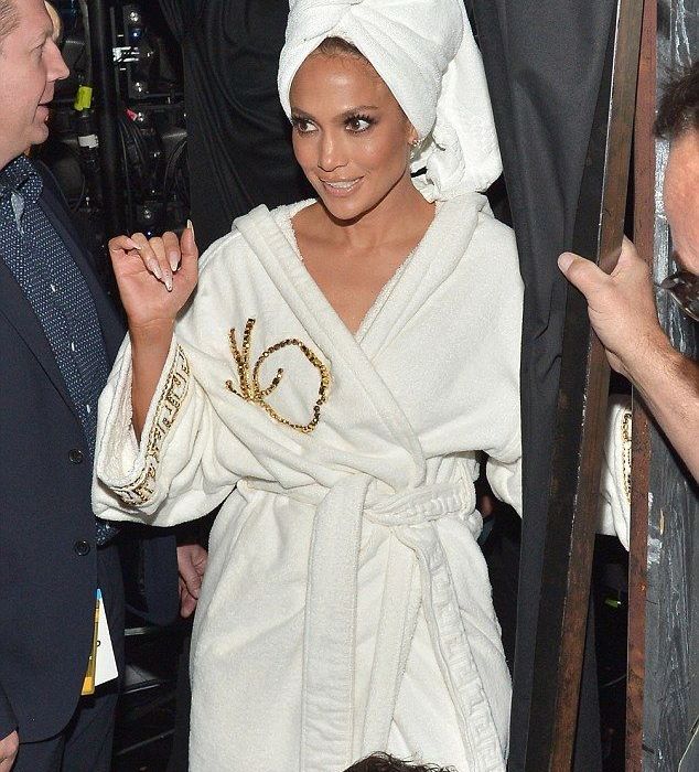 Η Jennifer Lopez φόρεσε 10(!) διαφορετικά & εντυπωσιακά outfits για να παρουσιάσει τα AMAs
