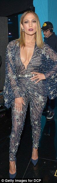 Η Jennifer Lopez φόρεσε 10(!) διαφορετικά & εντυπωσιακά outfits για να παρουσιάσει τα AMAs