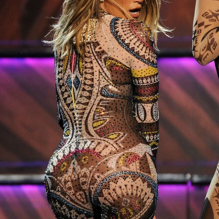 Η Jennifer Lopez φόρεσε 10(!) διαφορετικά & εντυπωσιακά outfits για να παρουσιάσει τα AMAs