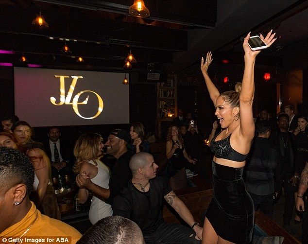 Η Jennifer Lopez το «έριξε» έξω και το θέαμα είναι άκρως απολαυστικό (και σέξι)