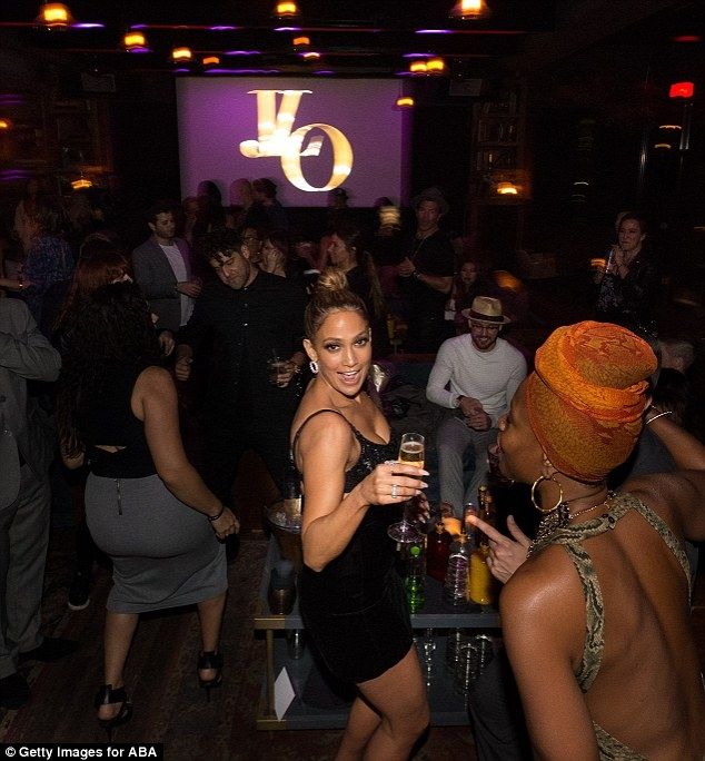 Η Jennifer Lopez το «έριξε» έξω και το θέαμα είναι άκρως απολαυστικό (και σέξι)