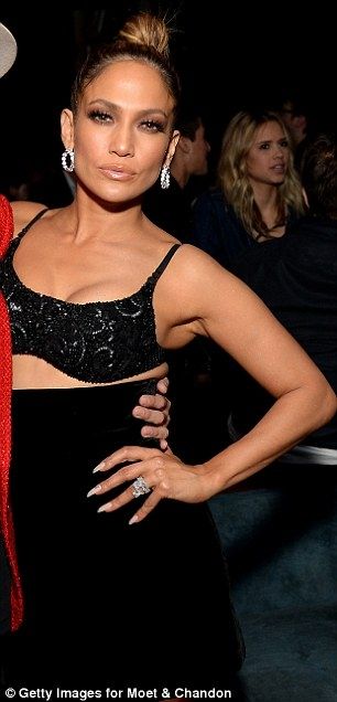 Η Jennifer Lopez το «έριξε» έξω και το θέαμα είναι άκρως απολαυστικό (και σέξι)