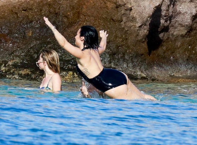 Δεν κρατιούνται: Το διάσημο ζευγάρι σε στιγμές... πάθους μέσα στη θάλασσα