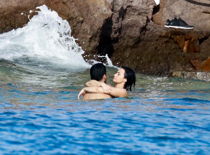 Δεν κρατιούνται: Το διάσημο ζευγάρι σε στιγμές... πάθους μέσα στη θάλασσα