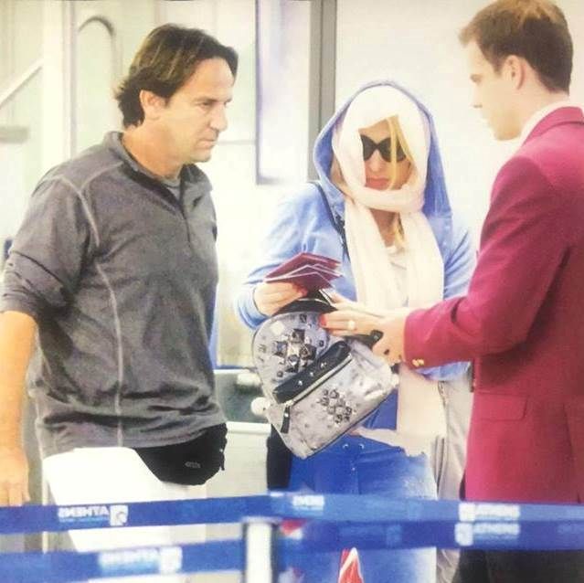 Με γυαλιά και κουκούλα: Δείτε την Ελένη Μενεγάκη στο αεροδρόμιο μαζί με τον Ματέο