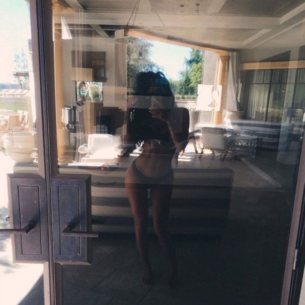Οι 10 πιο προκλητικές selfies των αδερφών Kardashian - Jenner για το 2015
