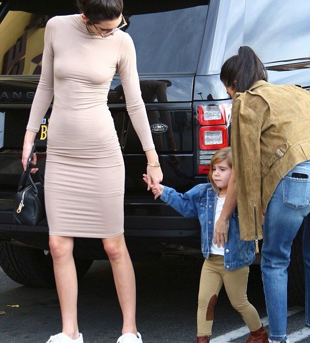 Η Kendall Jenner κατάφερε να είναι απίστευτα σέξι φορώντας sneakers