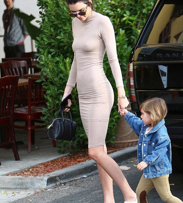 Η Kendall Jenner κατάφερε να είναι απίστευτα σέξι φορώντας sneakers