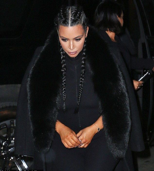 Kim Kardashian: Με στενή ολόσωμη φόρμα δύο μήνες μετά τη γέννηση του γιου της
