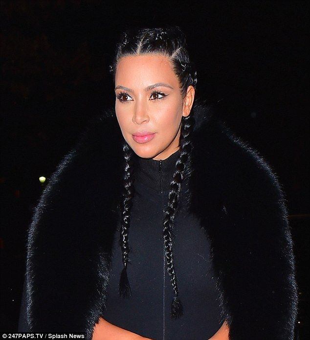 Kim Kardashian: Με στενή ολόσωμη φόρμα δύο μήνες μετά τη γέννηση του γιου της