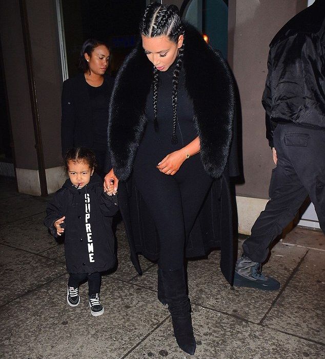Kim Kardashian: Με στενή ολόσωμη φόρμα δύο μήνες μετά τη γέννηση του γιου της