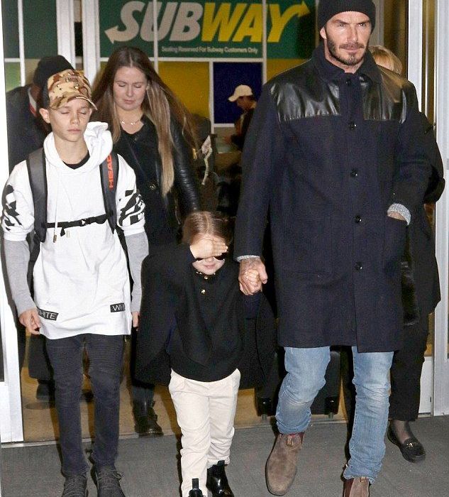 Harper Beckham: Έκλεψε την παράσταση στο αεροδρόμιο της Νέας Υόρκης