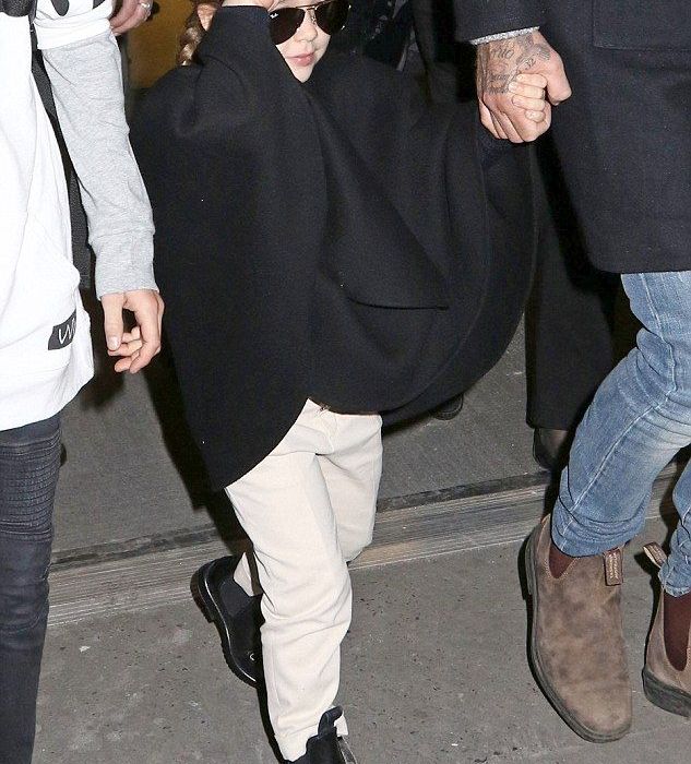 Harper Beckham: Έκλεψε την παράσταση στο αεροδρόμιο της Νέας Υόρκης