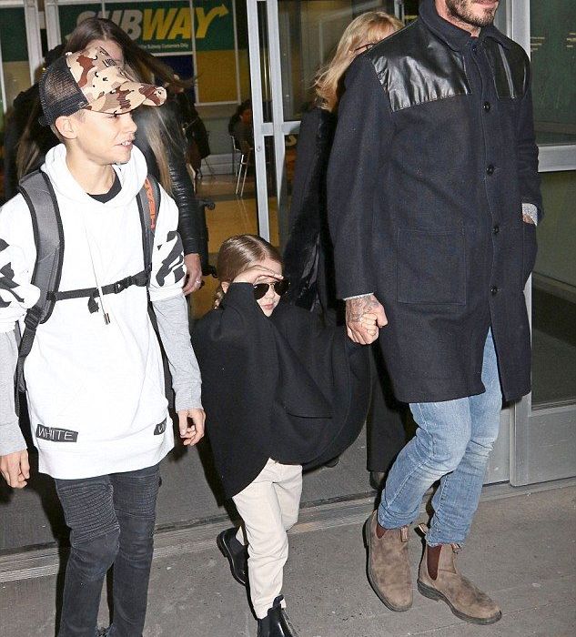 Harper Beckham: Έκλεψε την παράσταση στο αεροδρόμιο της Νέας Υόρκης