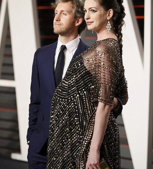 Λίγο πριν γεννήσει: Η Anne Hathaway «έκλεψε» την παράσταση στο after party των Όσκαρ