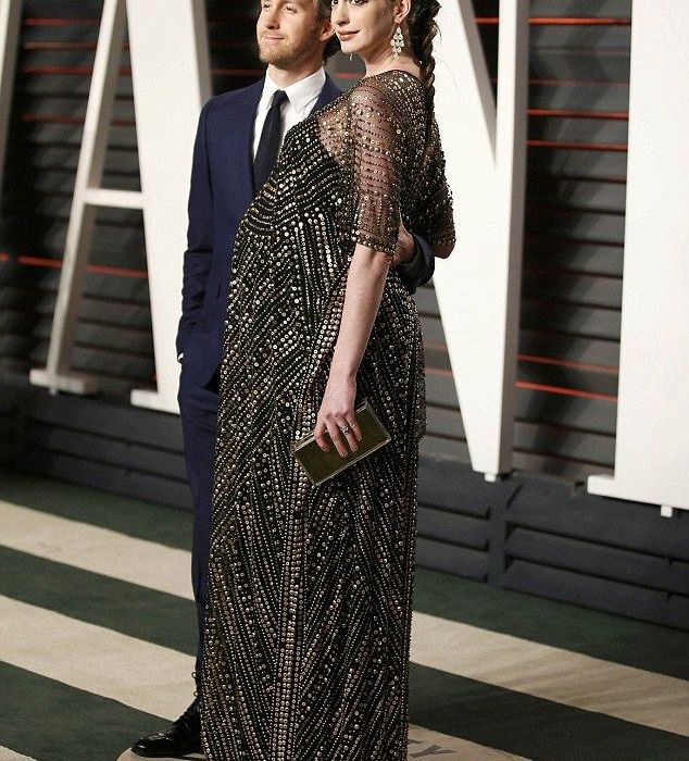 Λίγο πριν γεννήσει: Η Anne Hathaway «έκλεψε» την παράσταση στο after party των Όσκαρ